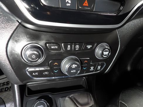 Used 2020 Jeep Cherokee Limited AWD/4WD image 13