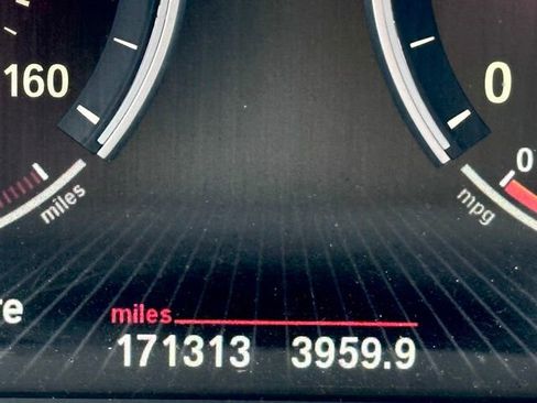 Used 2013 BMW 550i xDrive Sedan image 15