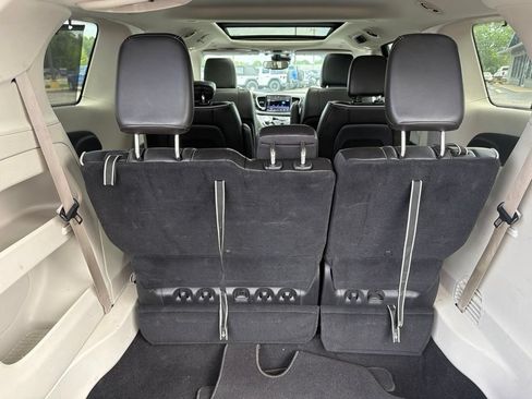 Used 2024 Chrysler Pacifica Limited FWD image 8