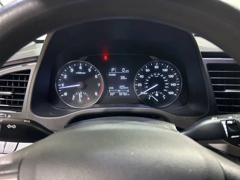 Used 2018 Hyundai Elantra SE image 19