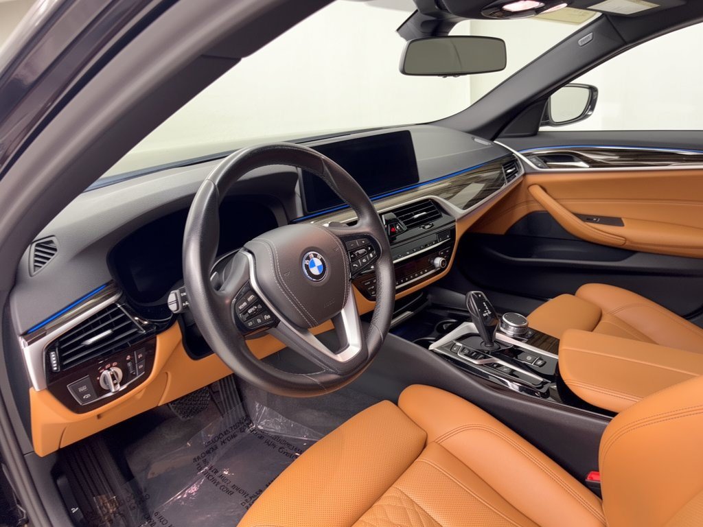 Used 2023 BMW 530e w/ Convenience Package RWD image 4