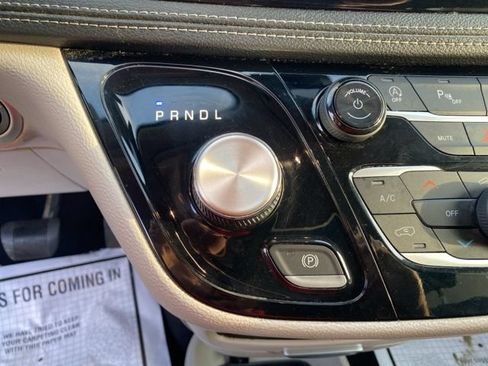 Used 2023 Chrysler Pacifica Touring-L AWD/4WD image 16