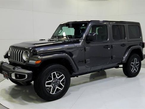Used 2025 Jeep Wrangler Unlimited Sahara AWD/4WD image 3