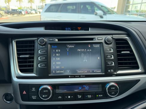 Used 2018 Toyota Highlander XLE FWD image 12
