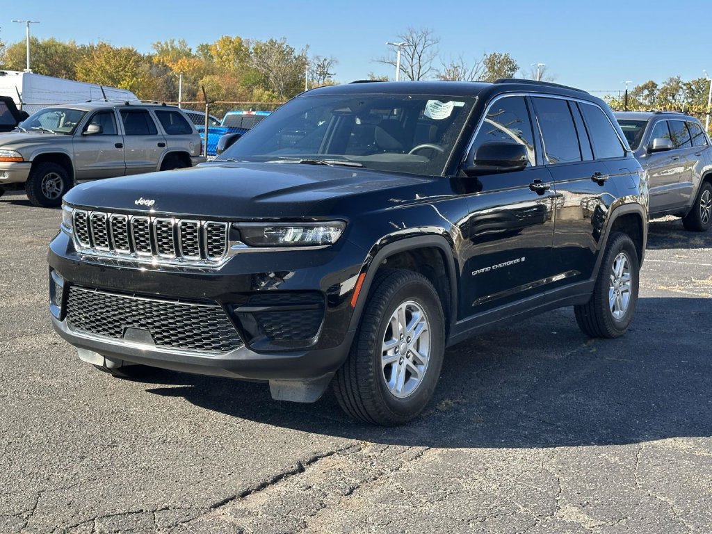 Used 2025 Jeep Grand Cherokee Laredo w/ Luxury Tech Group I AWD/4WD image 7