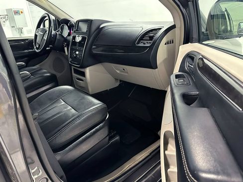 Used 2016 Chrysler Town & Country Touring w/ Driver Convenience Group FWD image 29