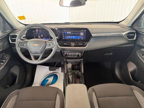 Used 2025 Chevrolet TrailBlazer LT FWD image 3