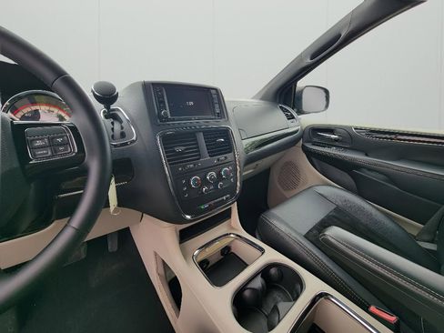 Used 2017 Dodge Grand Caravan SXT FWD image 18