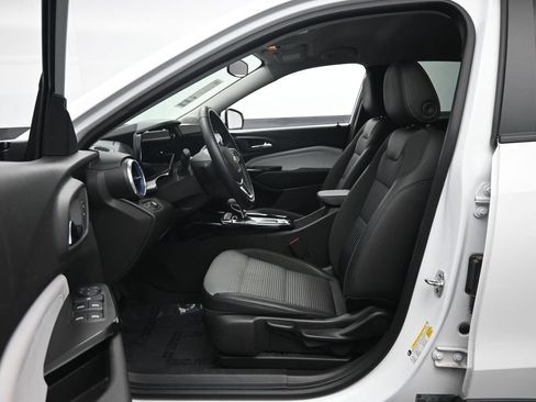 Used 2025 Chevrolet Trax LT w/ LT Convenience Package FWD image 24