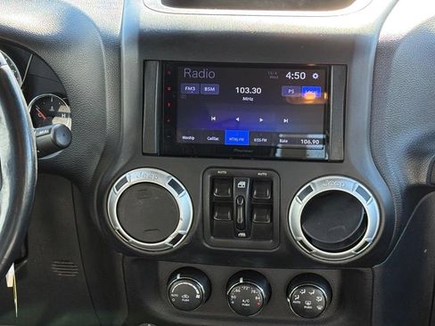 Used 2016 Jeep Wrangler Unlimited Sahara w/ Connectivity Group AWD/4WD image 9