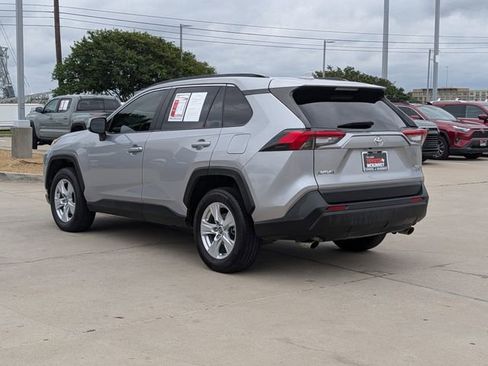 Used 2019 Toyota RAV4 XLE w/ Convenience Package FWD image 9