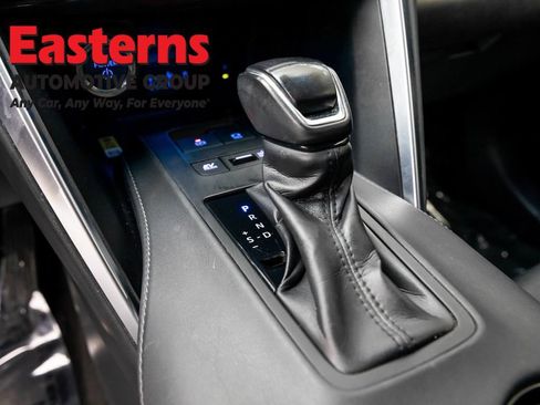 Used 2022 Toyota Venza LE AWD/4WD image 13