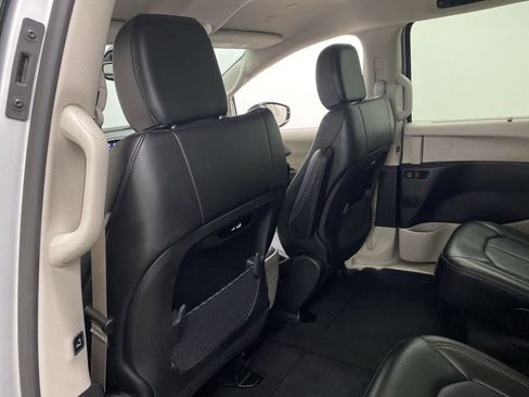 Used 2024 Chrysler Pacifica Touring-L FWD image 15