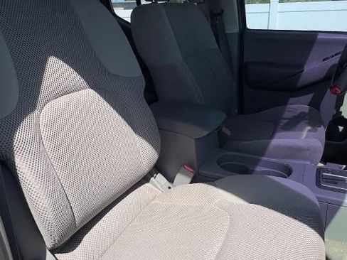 Used 2010 Nissan Frontier SE image 14