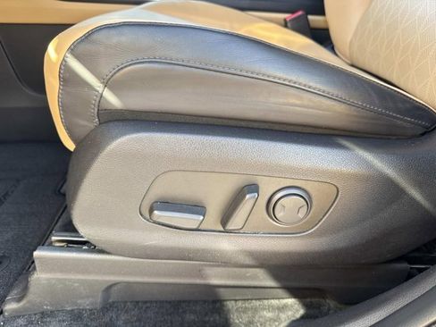 Used 2024 Kia Carnival LX image 10