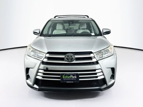 Used 2017 Toyota Highlander LE FWD image 2