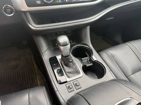 Used 2017 Toyota Highlander SE AWD/4WD image 20