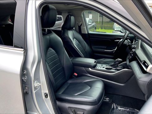 Used 2021 Toyota Highlander XLE FWD image 9