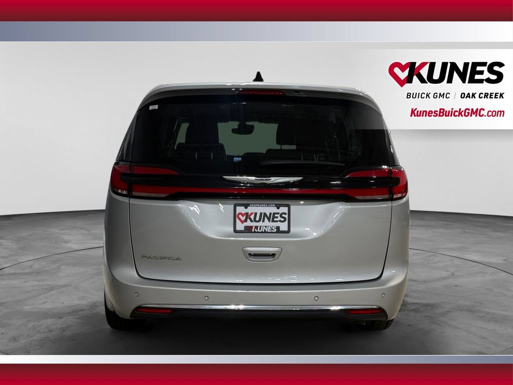Used 2024 Chrysler Pacifica Touring-L FWD image 9