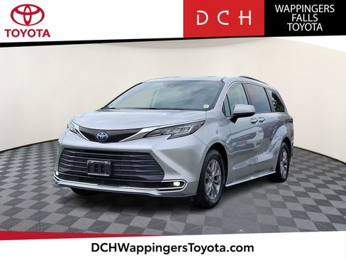 Certified 2022 Toyota Sienna XLE AWD/4WD image 1