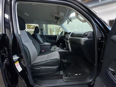 Used 2018 Toyota 4Runner SR5 AWD/4WD image 28