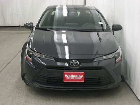 Used 2023 Toyota Corolla LE image 3