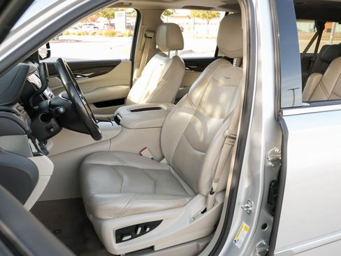Used 2020 Cadillac Escalade ESV Luxury image 29
