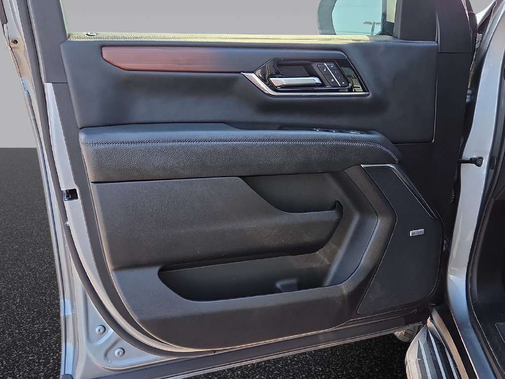 Used 2025 GMC Yukon Denali AWD/4WD image 13