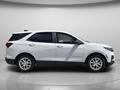 Used 2022 Chevrolet Equinox LS image 3