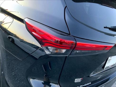 Used 2022 Toyota Highlander XLE AWD/4WD image 27