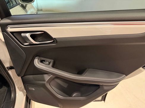 Used 2024 Porsche Macan AWD/4WD image 46