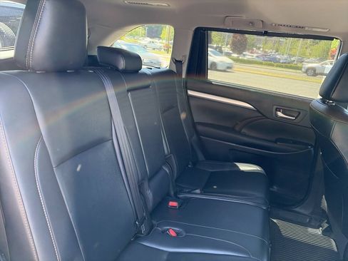 Used 2019 Toyota Highlander XLE AWD/4WD image 28