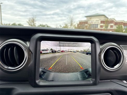 Used 2023 Jeep Gladiator Overland image 19