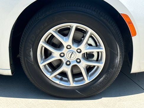 Used 2024 Chrysler Pacifica Touring-L FWD image 11