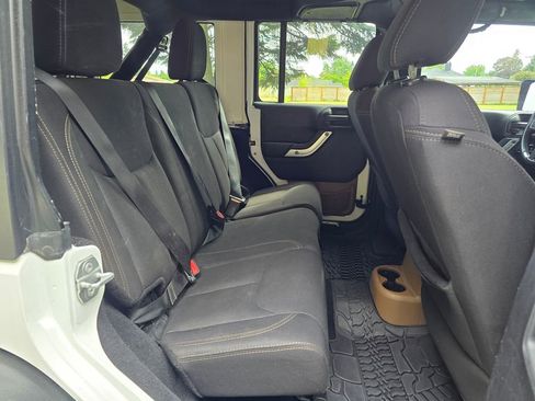 Used 2015 Jeep Wrangler Unlimited Rubicon w/ Connectivity Group AWD/4WD image 22