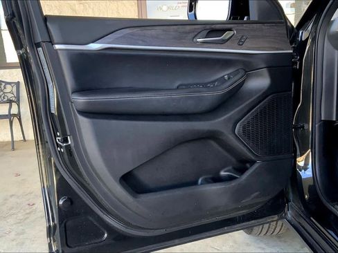 Used 2023 Jeep Grand Cherokee Limited w/ Luxury Tech Group II image 20