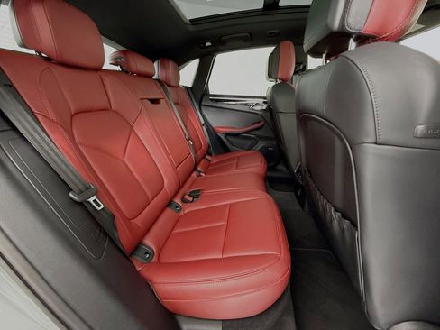 Certified 2025 Porsche Macan AWD/4WD image 30