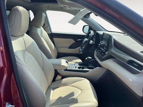 Used 2022 Toyota Highlander XLE image 17