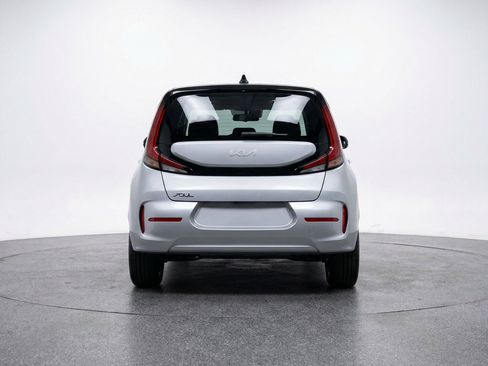 Used 2025 Kia Soul LX w/ LX Technology Package FWD image 7