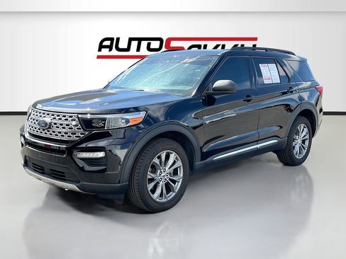 Used 2022 Ford Explorer XLT w/ Equipment Group 202A AWD/4WD image 3