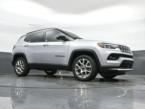 Used 2025 Jeep Compass Limited AWD/4WD image 43