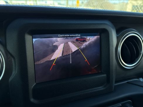 Used 2018 Jeep Wrangler Unlimited Sahara image 19