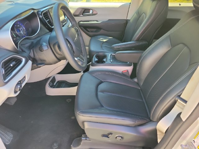 Used 2024 Chrysler Pacifica Touring-L FWD image 12