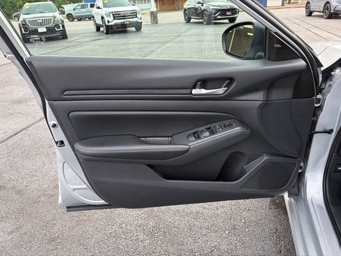 Used 2025 Nissan Altima 2.5 SV FWD image 17