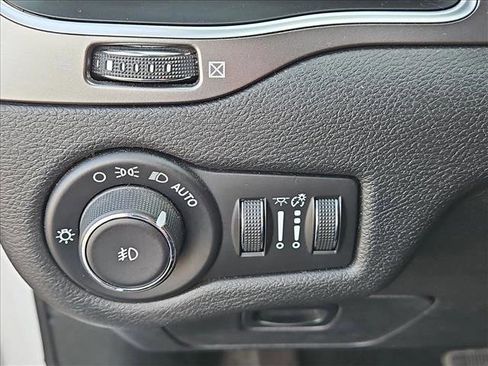 Used 2019 Jeep Cherokee Latitude Plus w/ Cold Weather Group image 16