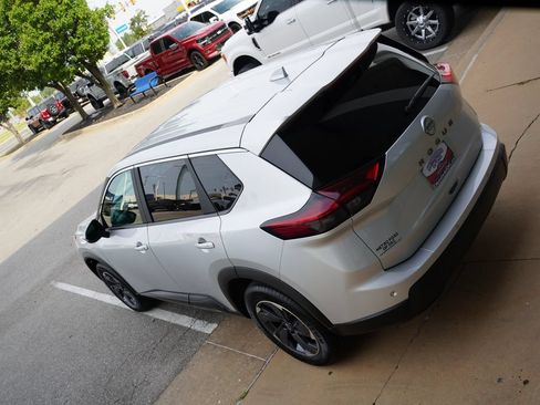 Used 2025 Nissan Rogue SV FWD image 10