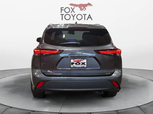 Used 2024 Toyota Highlander XLE FWD image 5