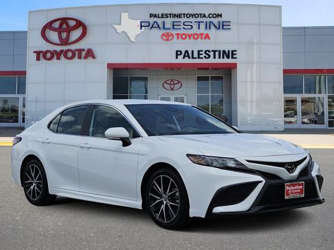 Used 2023 Toyota Camry SE FWD image 1