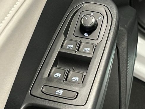 New 2025 Volkswagen Taos SE image 17