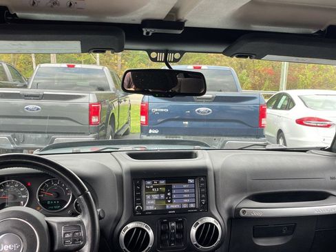 Used 2015 Jeep Wrangler Unlimited Sahara w/ Connectivity Group image 9